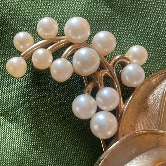Vintage Trifari Faux Pearl Floral Brooch | Gold Tone Estate Piece - Picture 2 of 6